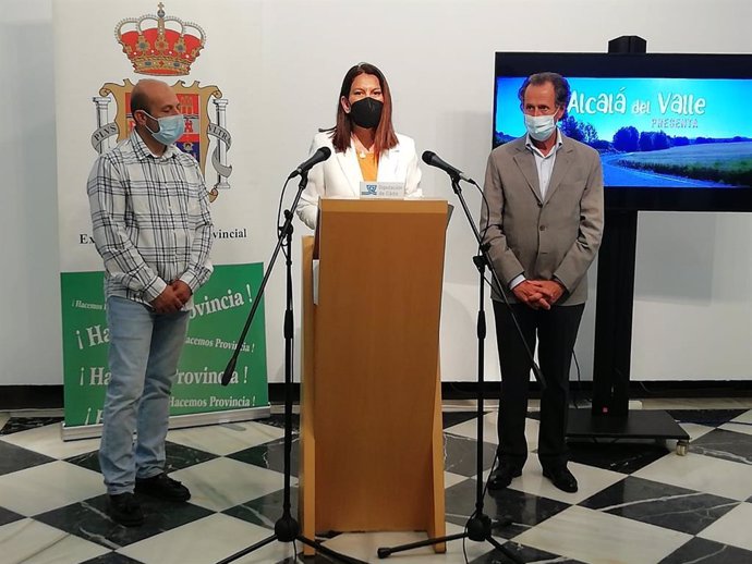 María Jesús Herencia con Román y el alcalde de Alcalá del Valle presentando acciones en la Sierra