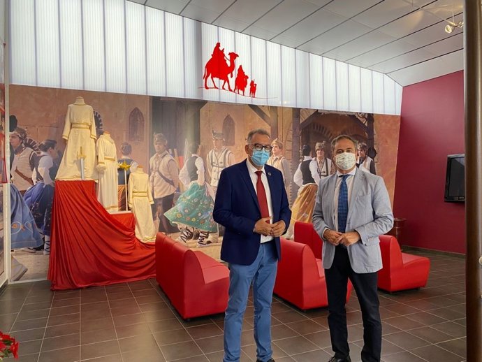 El delegado territorial de Turismo de la Junta en Córdoba, Ángel Pimentel (dcha.),visita El Viso junto al alcalde local, Juan Díaz.