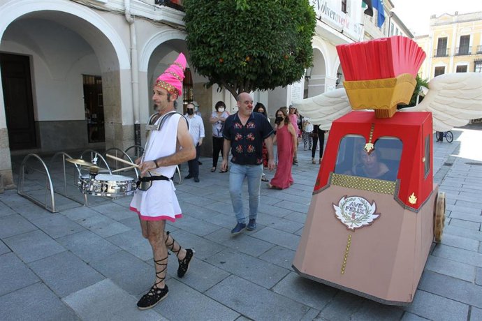 El pasacalles 'Discípulos de Ícaro. El musical' recorrerá las calles de Mérida en los sábados del Festival del Teatro
