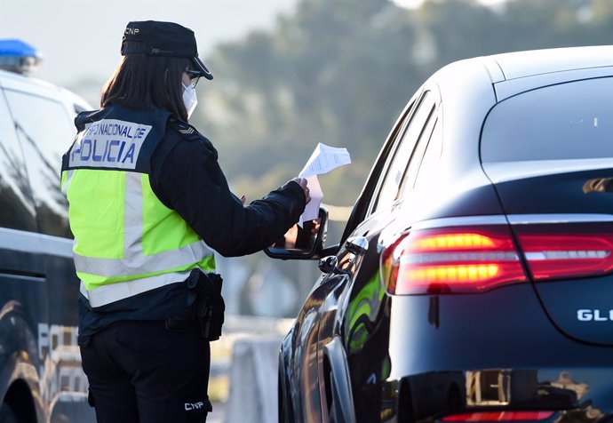 Archivo - Un agente de policía le pide la documentación a un conductor en un control en un punto fronterizo entre Portugal y España, a 5 de abril de abril de 2021, en Zarza la Mayor, Cáceres, (España). En el dispositivo, puesto en marcha entre los punto