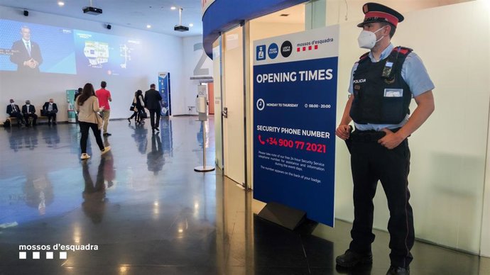 Un agente de los Mossos d'Esquadra frente a la comisaria del cuerpo dentro del recinto de Gran Via de Fira de Barcelona.