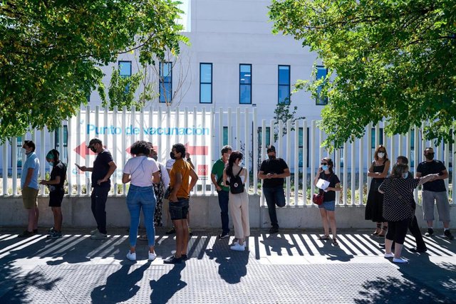 Un grupo de personas esperan a ser llamadas a las afueras del Hospital público de emergencias Enfermera Isabel Zendal, a 28 de junio de 2021