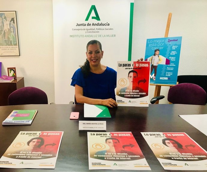La asesora de programa del Instituto Andaluz de la Mujer (IAM) en Huelva, María Martín, presenta la campaña contra la ciberviolencia de género 'Lo paras o lo pasas'.