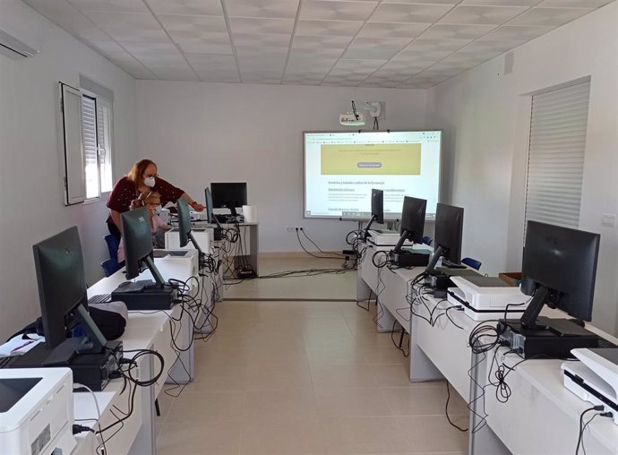 Uno de los centros DigiLabs o aulas TIC's que se han abierto en doce municipios de la provincia de Cáceres para resolver dudas digitales a la ciudadanía