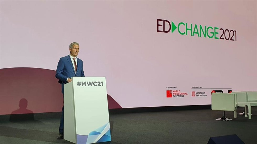 El conseller de Educación, Josep Gonzlez-Cambray, interviniendo en el MWC
