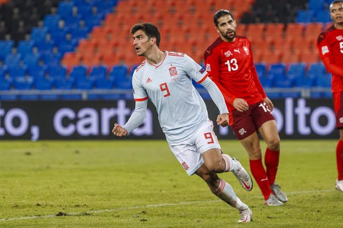 Archivo - 14 November 2020, Switzerland, Basel: Spain's Gerard Moreno (L) celebrates after scoring his side's first goal of the game during the UEFA Nations League Group D soccer match between Switzerland and Spain at St. Jakob-Park. Photo: Indira/DAX v