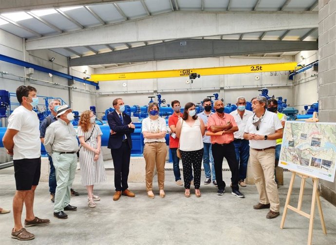 María Dolores Pascual y José Crespín con los alcaldes de Peramola y Bassella y regantes.