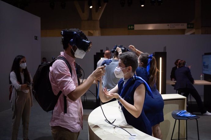 Un asistente utiliza unas gafas de realidad virtual en las instalaciones de la segunda jornada de la XIV edición del Mobile World Congress en el recinto Gran Via de Fira de Barcelona, a 29 de junio de 2021, en L'Hospitalet de Llobregat 