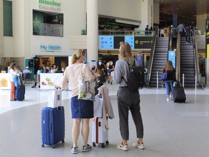 Pasajeros en el aeropuerto de Lisboa