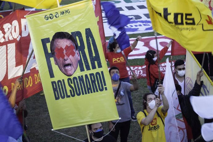 30 June 2021, Brazil, Brasilia: People take part in a protest in front of the congress against Brazilian President Jair Bolsonaro as they demand his resignation. Photo: Leco Viana/TheNEWS2 via ZUMA Wire/dpa