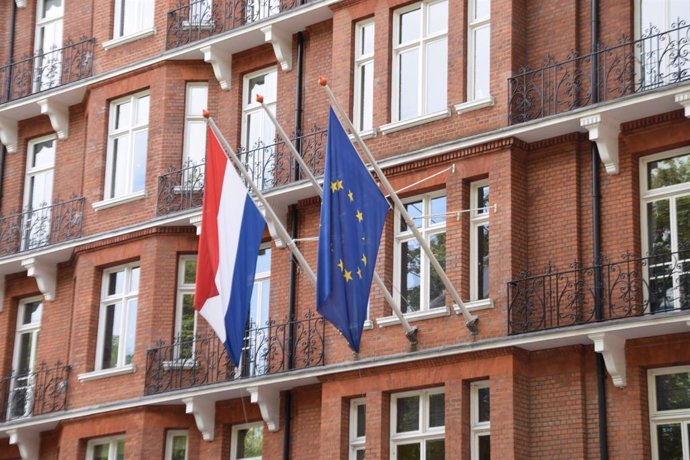 Archivo - Las banderas de Países Bajos y la Unión Europea en un edificio oficial
