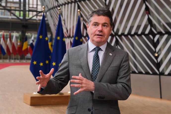 HANDOUT - 25 June 2021, Belgium, Brussels: Minister for Finance of Ireland and President of the Eurogroup Paschal Donohoe speaks to the media as he arrives to attend the second day of the European Union summit at the European Council. Photo: Alexandros 