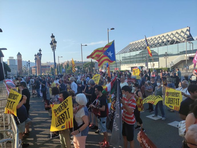 Manifestantes en los aledaños del CaixaForum de Barcelona en protesta por la presencia del Rey Felipe VI