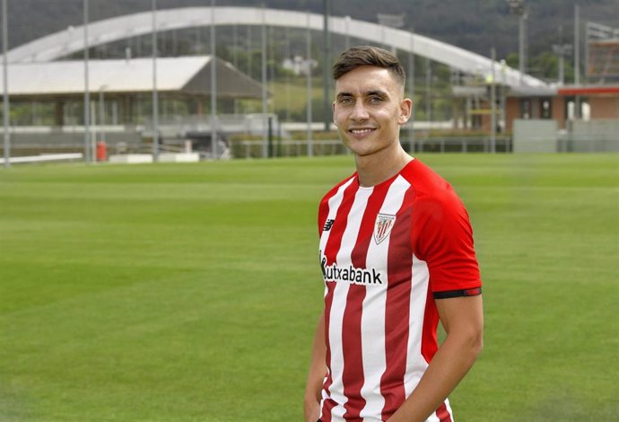 Alex Pecharroman con la camiseta del Athletic Club de Bilbao.