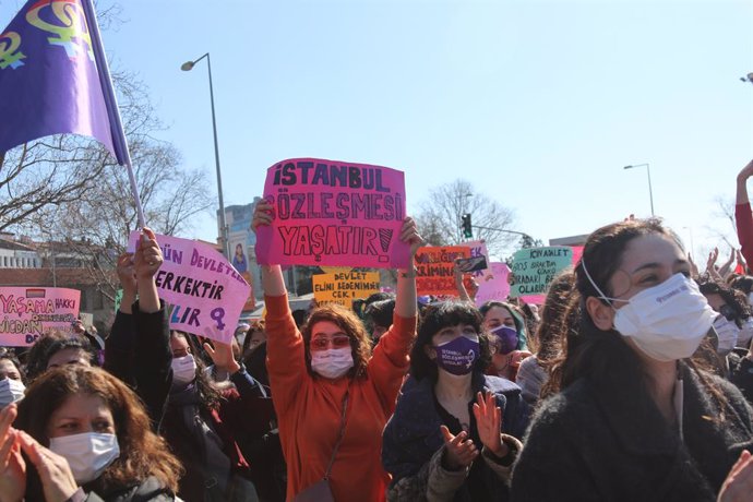 Archivo - 27 March 2021, Turkey, Istanbul: Protesters hold placards during a demonstration in Kadikoy against Turkey's withdrawal from Istanbul Convention. Istanbul Convention, signed by 45 countries and the European Union, requires the prevention of al