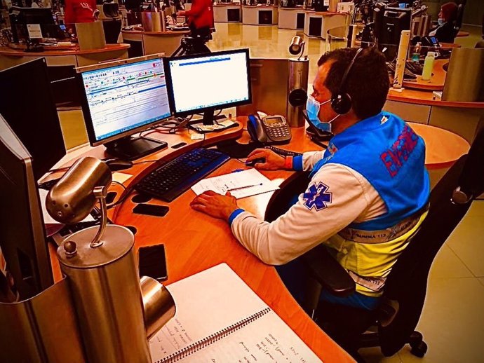 Un operarario trabajando en el centro de Emergencias Comunidad de Madrid 112