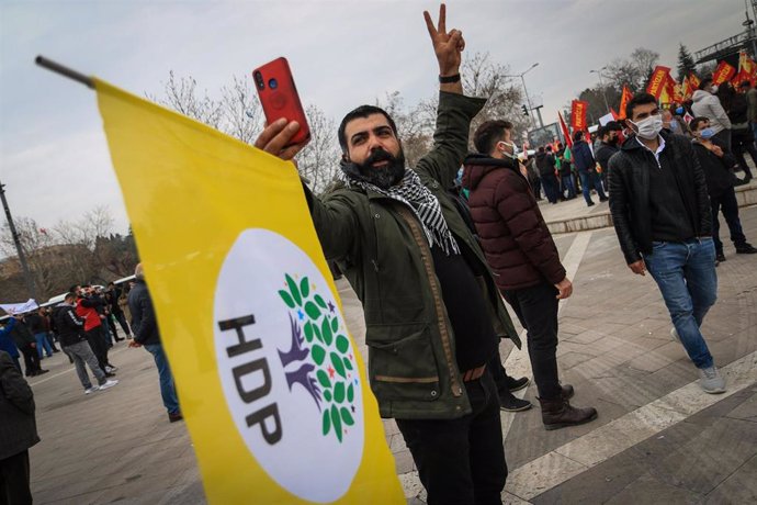 Archivo - Simpatizante del prokurdo Partido Democrático de los Pueblos (HDP) en una concentración en Ankara.