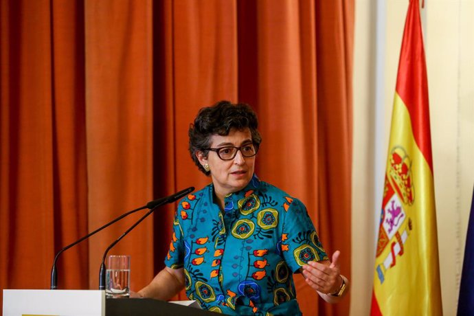 La ministra de Asuntos Exteriores, Unión Europea y Cooperación, Arancha González Laya, asiste a la presentación de la Guía Diplomática Gastronómica en el Casino de Madrid, a 30 de junio de 2021, en Madrid (España), junto a cocineros de prestigio y repre