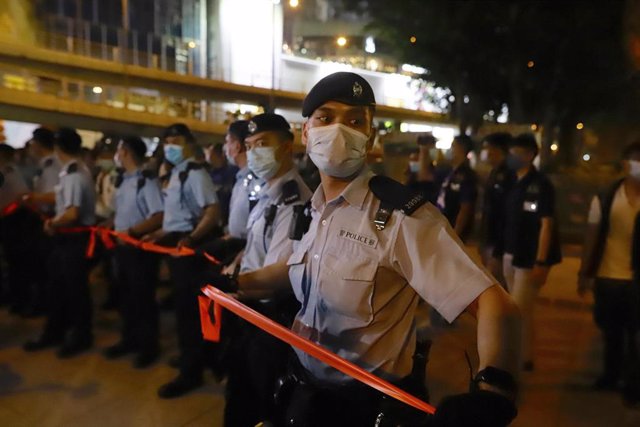 La Policía de Hong Kong en las inmediaciones del Parque Victoria.