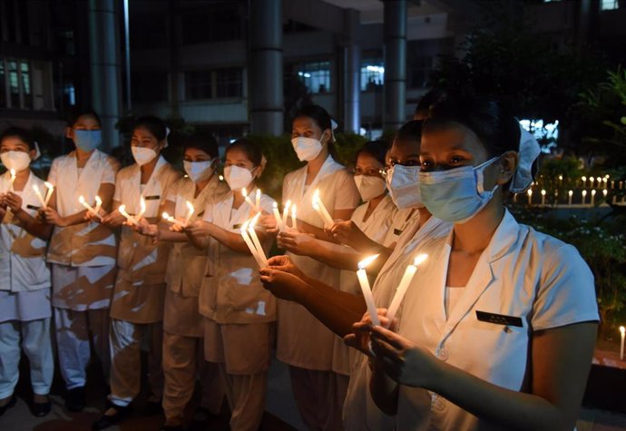 Enfermeras asisten a una ceremonia con velas para rendir homenaje a los médicos fallecidos a causa del coronavirus.