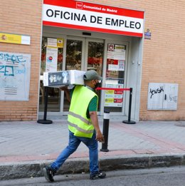 Un repartidor pasa por una oficina del SEPE, el día en el que se han conocido los datos de paro de mayo, a 2 de junio de 2021, en Madrid (España). El número de parados registrados en las oficinas de los servicios públicos de empleo (antiguo Inem) bajó e