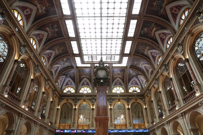 Interior del Palacio de la Bolsa de Madrid, a 30 de junio de 2021, en Madrid (España). El índice Ibex 35 de la Bolsa de Madrid retrocedía un 1% en la media sesión de este miércoles, alejado de la barrera de los 8.900 puntos, pendiente de las nuevas cepa