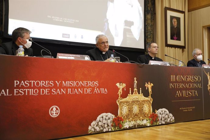 El obispo de Córdoba, Demetrio Fernández (segundo por la izda.), en el III Congreso Internacional Avilista.