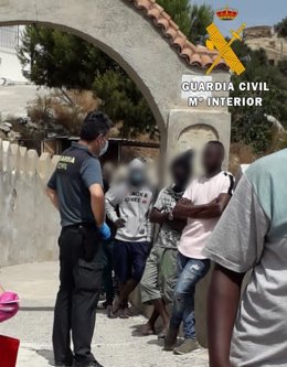 Un agente se entrevista con posibles víctimas