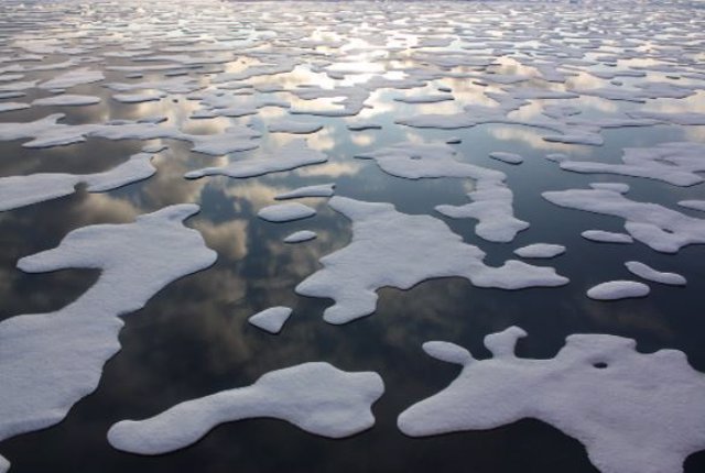 Derretimiento del hielo marino en el Océano Ártico.