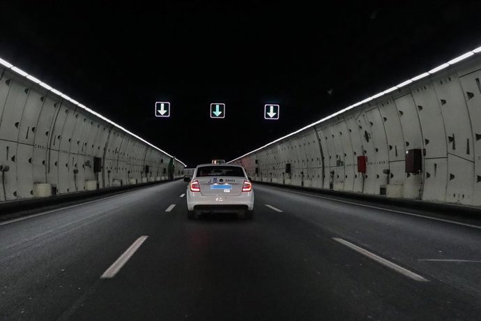 Archivo - Imagen de archivo de un taxi circulando por Madrid. 