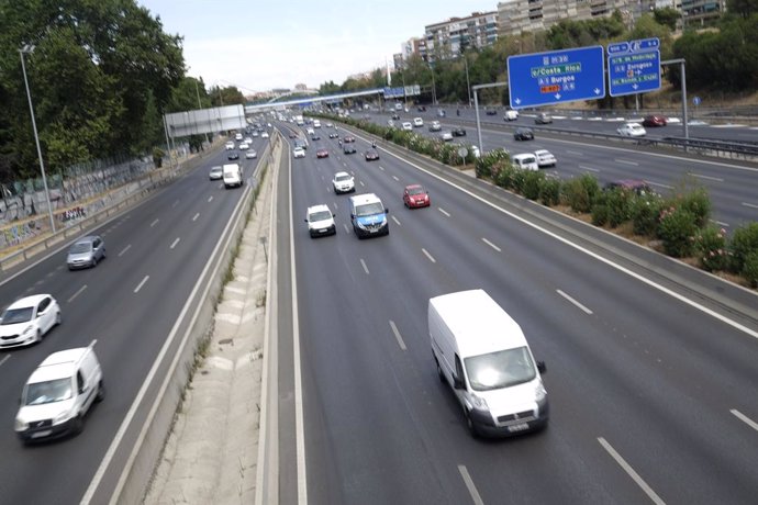 Archivo - Coches en una carretera. 