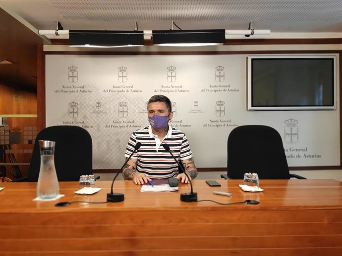 El diputado de Podemos, Rafael Palacios, en rueda de prensa.