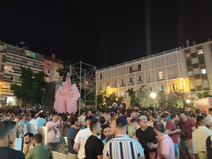 Botelllón en la plaza Pedro Zerolo de Madrid durante las fiestas del Orgullo 2021