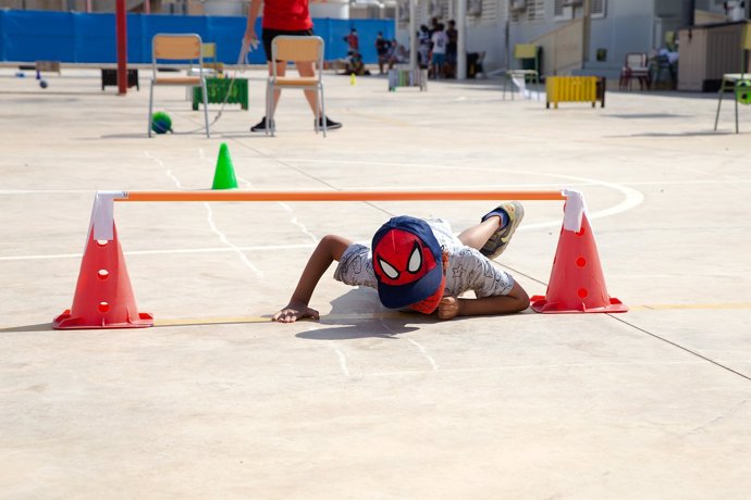 Un xiquet en els campaments d'estiu de Save the Children
