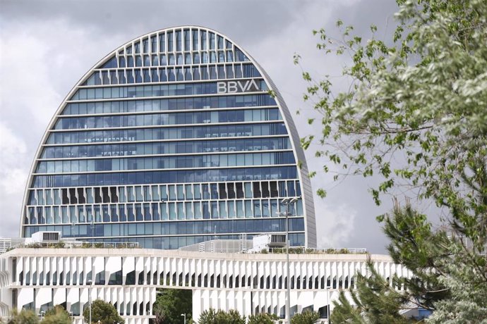 Archivo - Edificio de la sede de BBVA en Madrid, conocido como La Vela, a 22 de abril de 2021, en Madrid (España). La dirección de BBVA ha planteado el despido de 3.798 personas y el cierre de 530 oficinas. 