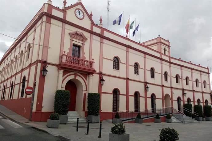 Archivo - Fachada exterior del Ayuntamiento de Alcalá de Guadaíra (Sevilla).