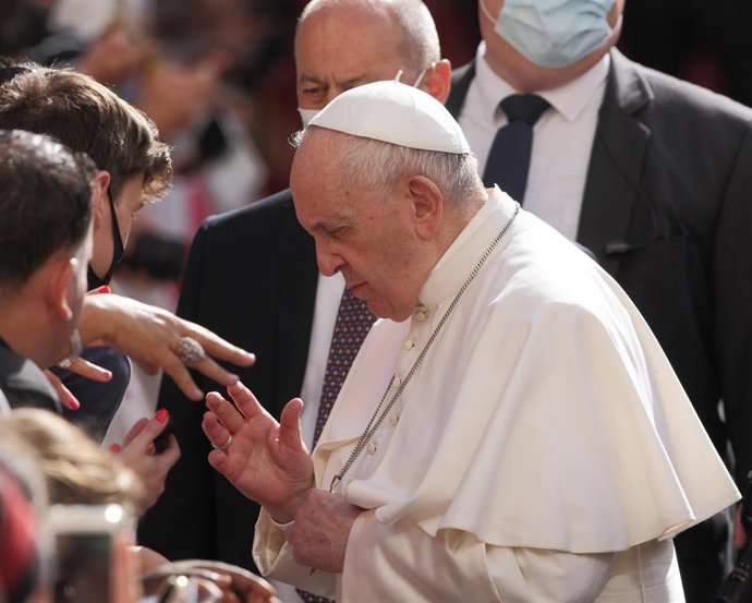 30 June 2021, Vatican, Vatican City: Pope Francis (L) meets believers during his weekly general audience at the San Damaso courtyard at the Vatican. Photo: Grzegorz Galazka/Mondadori Portfolio via ZUMA/dpa