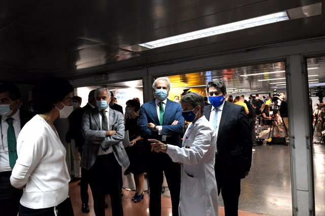 El consejero de Sanidad de la Comunidad de Madrid, Enrique Ruiz Escudero, y el consejero de Transportes e Infraestructuras, David Pérez, visitan el dispositivo de realización de test de antígenos