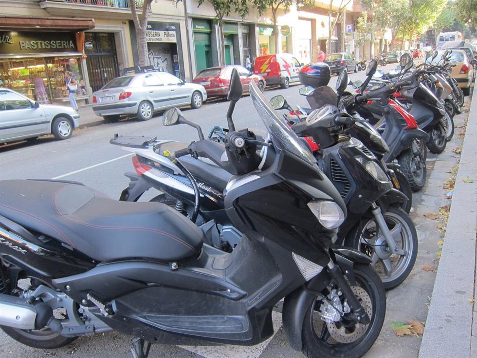 Archivo - Motos estacionadas en la calle.