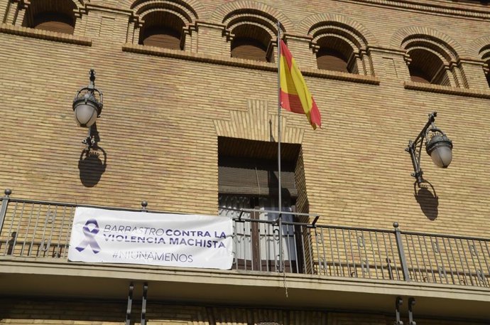 Archivo - El balcón del Ayuntamiento de Barbastro luce una pancarta con motivo del Día Internacional de la Eliminación de la Violencia contra las Mujeres.