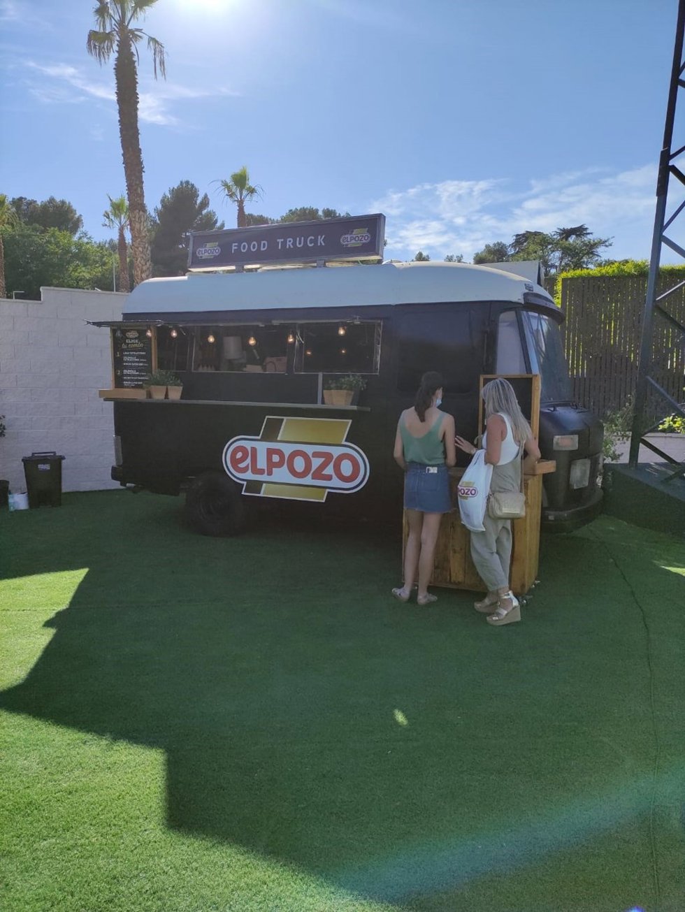 Imagen del food truck con degustaciones de productos ELPOZO KING y Extratiernos