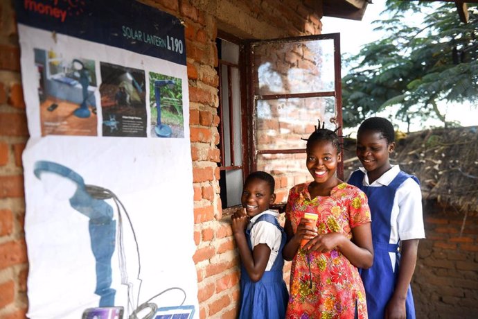 Archivo - 13-Year-Old Aliya Ali (Right) And Her Friends Rents A Torch From Solar Money Offices In Dzindebvu Village, Kasungu Central Malawi On Thursday 29 April 2021