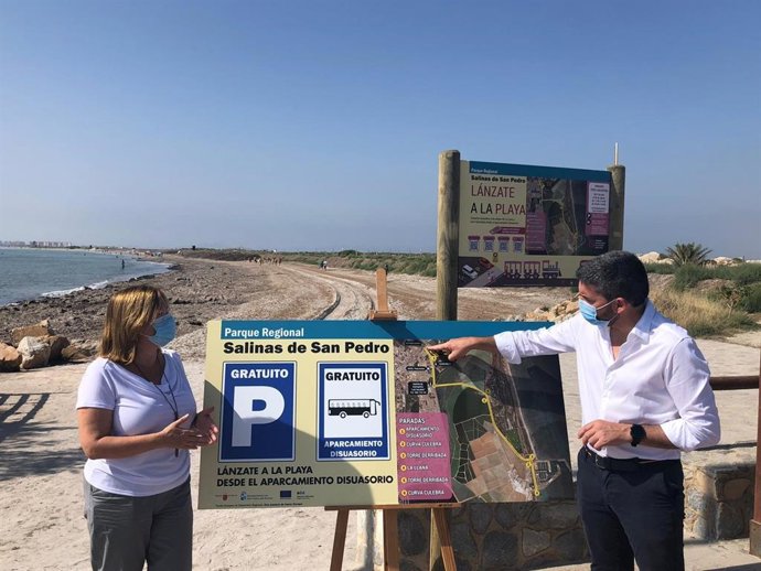 El consejero Antonio Luengo y la alcaldesa de San Pedro del Pinatar, Visitación Martínez, durante el acto de puesta en servicio del tren lanzadera a las playas de La Llana y Torre Derribada.