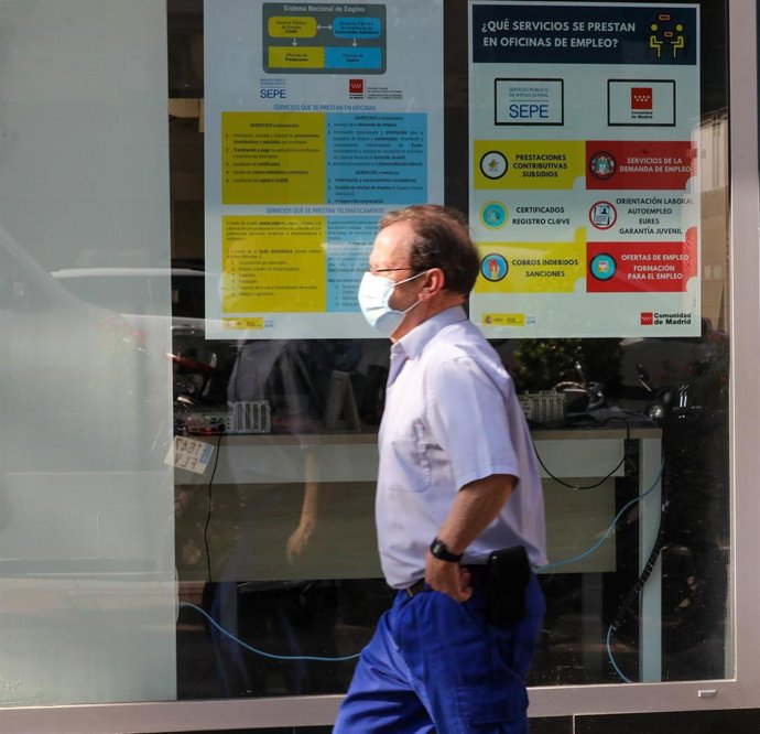Imagen de recurso de un hombre pasando por una oficina del SEPE.