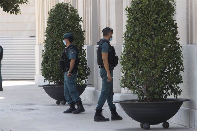 Archivo - Agentes de la Guardia Civil custodian la sede de la Autoridad Portuaria de Baleares (APB) en Palma, a 24 de julio de 2020, en la operación en la que fue detenido el expresidente de la APB Joan Gual de Torrella.