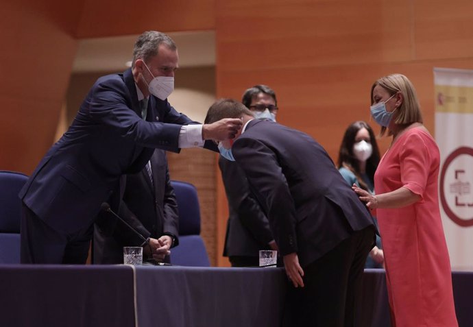 El Rey Felipe VI entrega los Despachos de la 59 promoción de funcionarios de la Carrera Fiscal a Hector Melero, primera persona con discapacidad en sacarse plaza, en el Complejo Policial de Canillas, a 2 de julio de 2021, en Madrid (España). El ingreso
