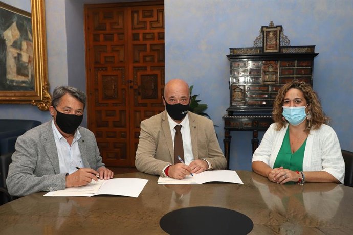 El presidente de la Diputación de Córdoba, Antonio Ruiz (centro), en la firma con la Fundación Manuel Álvarez Ortega.