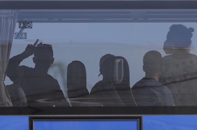 Los jóvenes procedentes de Mallorca en el autobús, después de llegar al puerto de Valencia del ferry