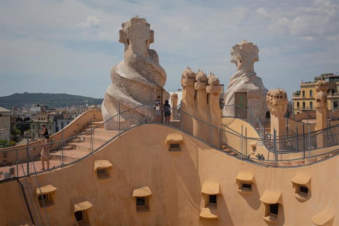 Archivo - Varias visitantes observan las vistas desde la azotea de La Pedrera durante su reapertura en la que también se han presentado las novedades en sus visitas, tras el parón por el coronavirus, en Barcelona, Cataluña (España), a 15 de julio de 202