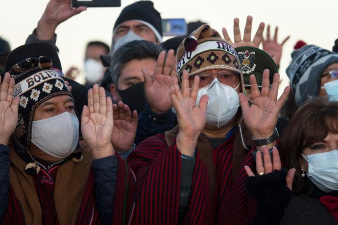 El presidente de Bolivia, Luis Arce (centro), junto al vicepresidente, David Choquehuanca (izquierda).
